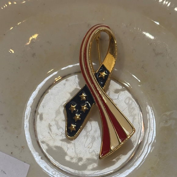 Jewelry - Signed Darlene brooch